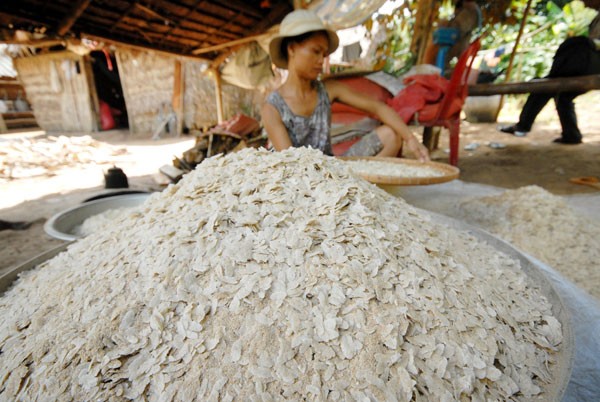 Ba So – green flat rice flake making village - ảnh 1